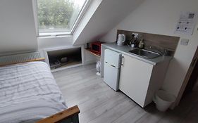 Single Room With Exclusive Shower Room London Edmonton Green